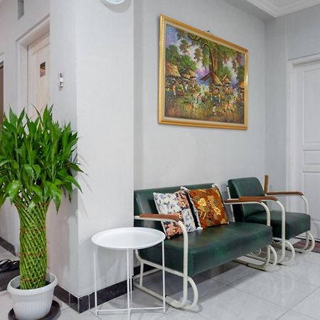 ホテル Reddoorz Near Jalan Adi Sucipto Solo エクステリア 写真