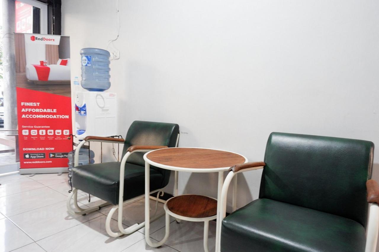 ホテル Reddoorz Near Jalan Adi Sucipto Solo エクステリア 写真