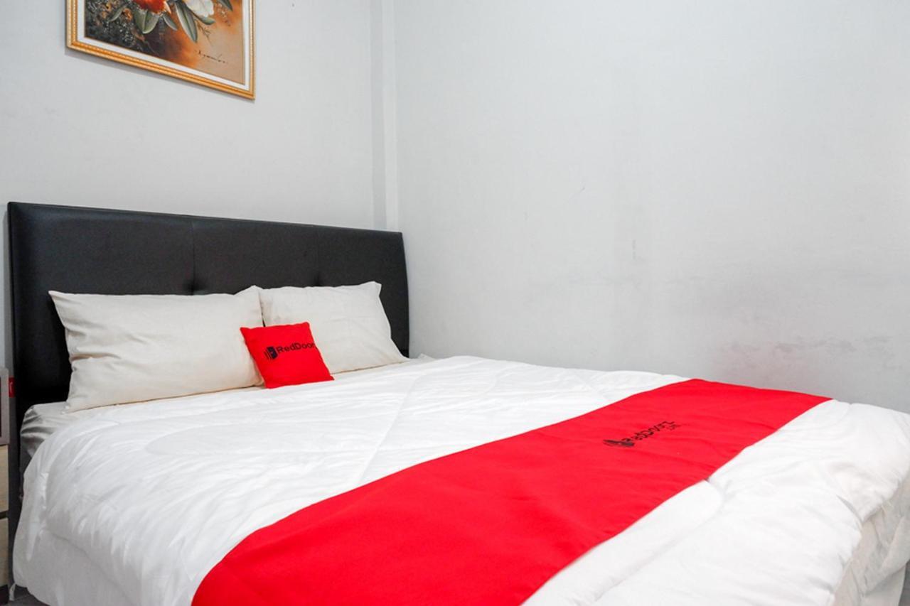 ホテル Reddoorz Near Jalan Adi Sucipto Solo エクステリア 写真