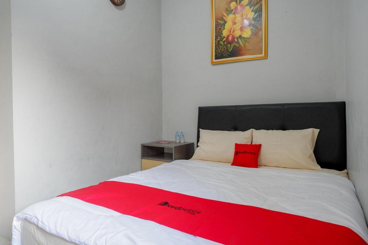ホテル Reddoorz Near Jalan Adi Sucipto Solo エクステリア 写真
