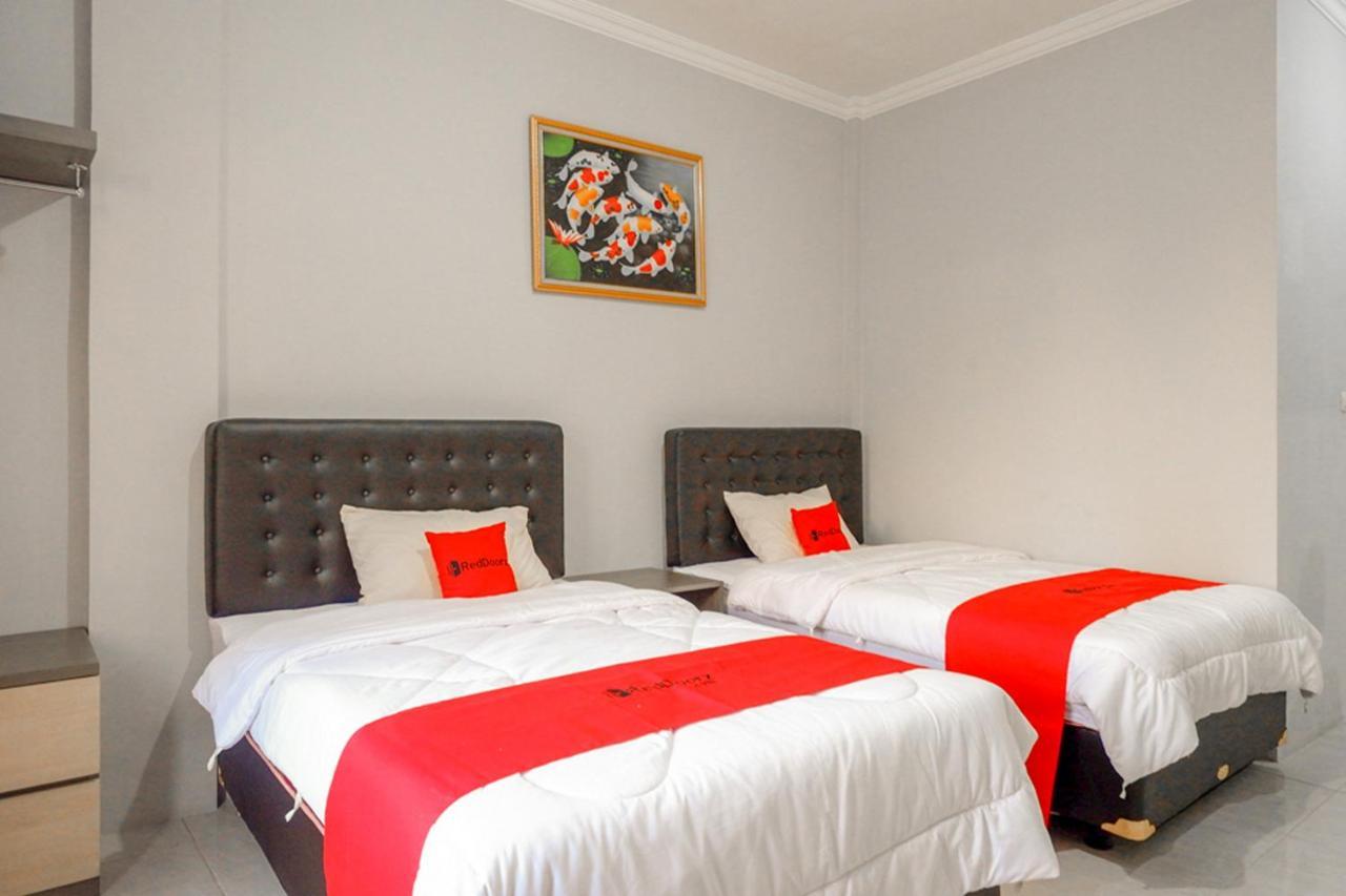ホテル Reddoorz Near Jalan Adi Sucipto Solo エクステリア 写真