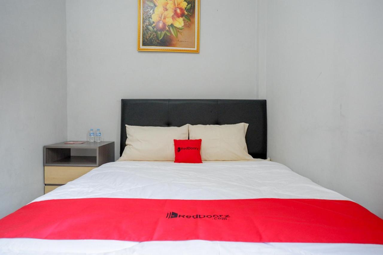 ホテル Reddoorz Near Jalan Adi Sucipto Solo エクステリア 写真
