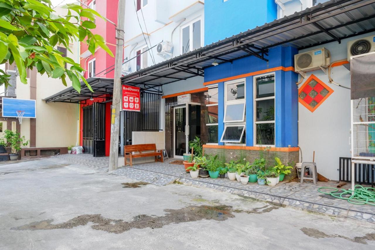 ホテル Reddoorz Near Jalan Adi Sucipto Solo エクステリア 写真