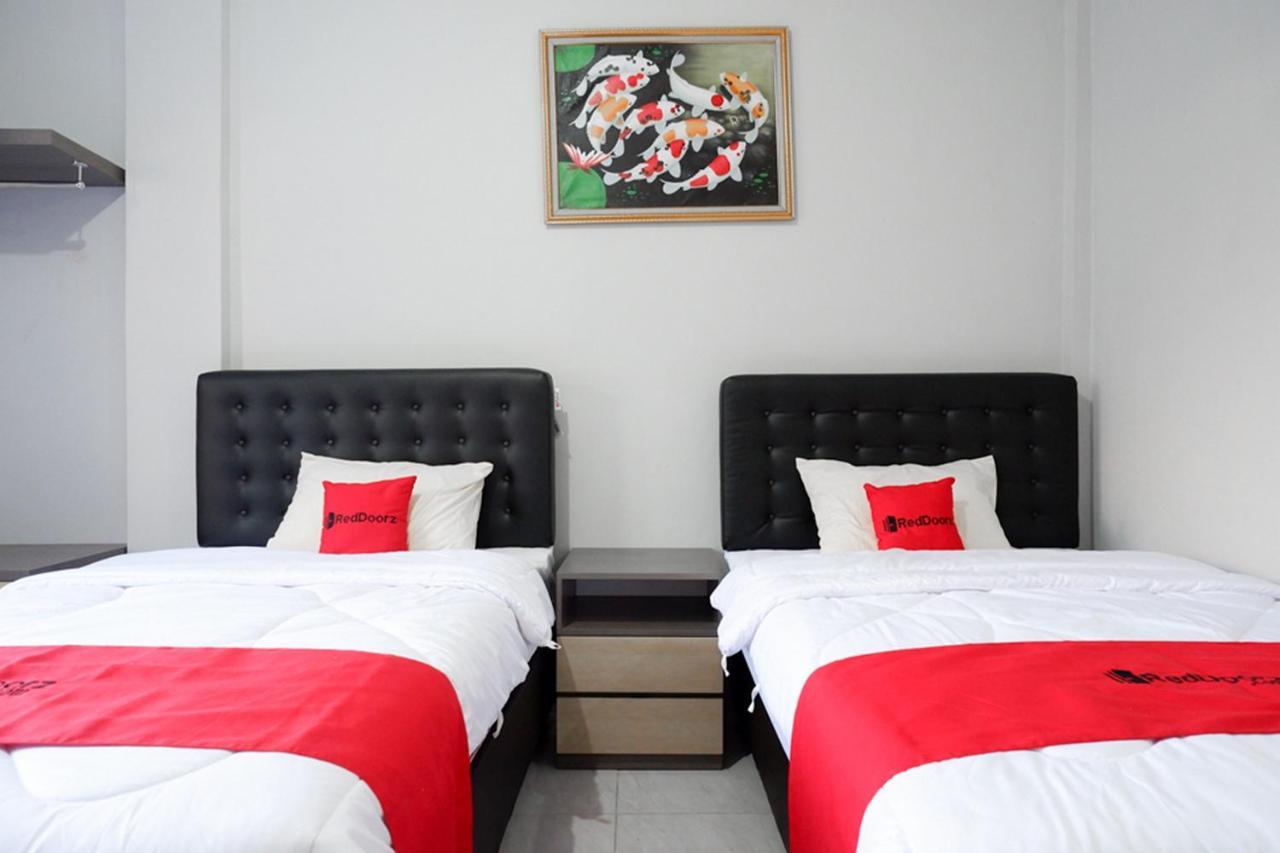 ホテル Reddoorz Near Jalan Adi Sucipto Solo エクステリア 写真