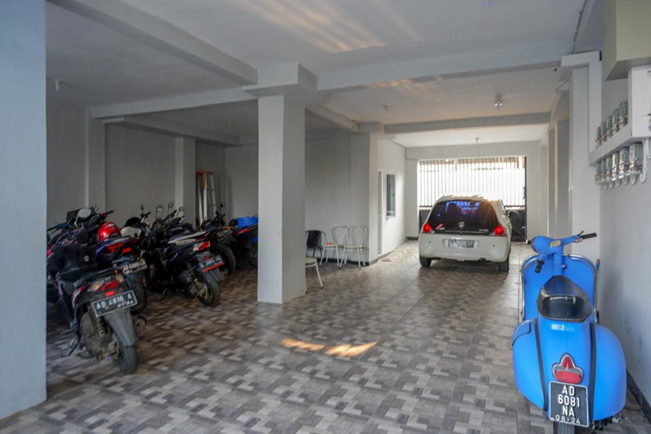 ホテル Reddoorz Near Jalan Adi Sucipto Solo エクステリア 写真