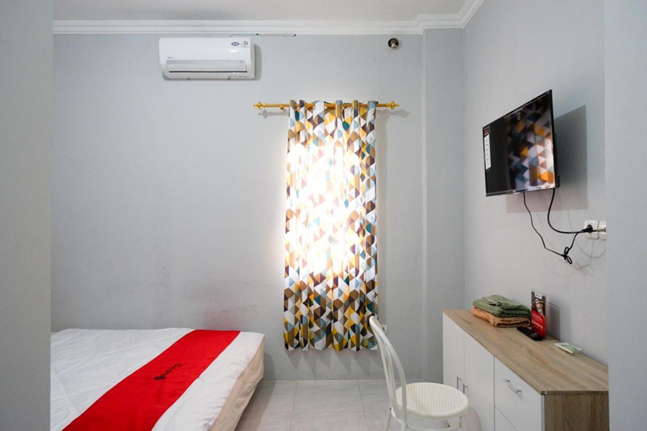 ホテル Reddoorz Near Jalan Adi Sucipto Solo エクステリア 写真