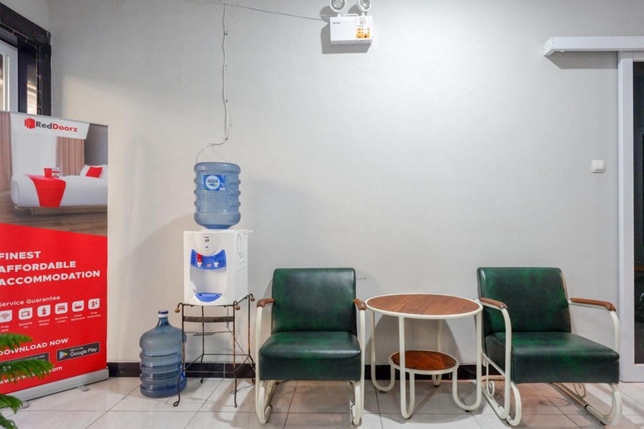 ホテル Reddoorz Near Jalan Adi Sucipto Solo エクステリア 写真