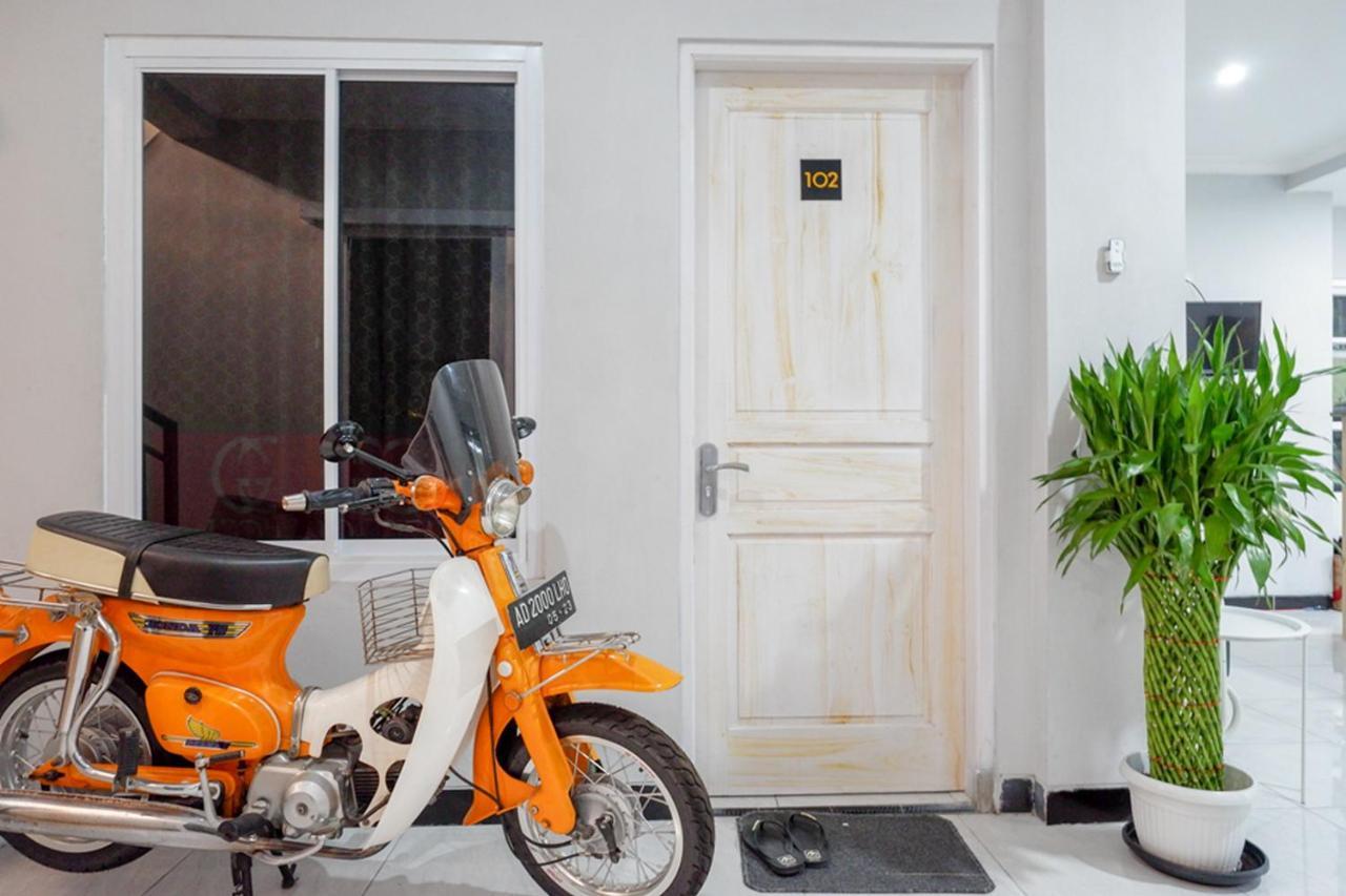 ホテル Reddoorz Near Jalan Adi Sucipto Solo エクステリア 写真