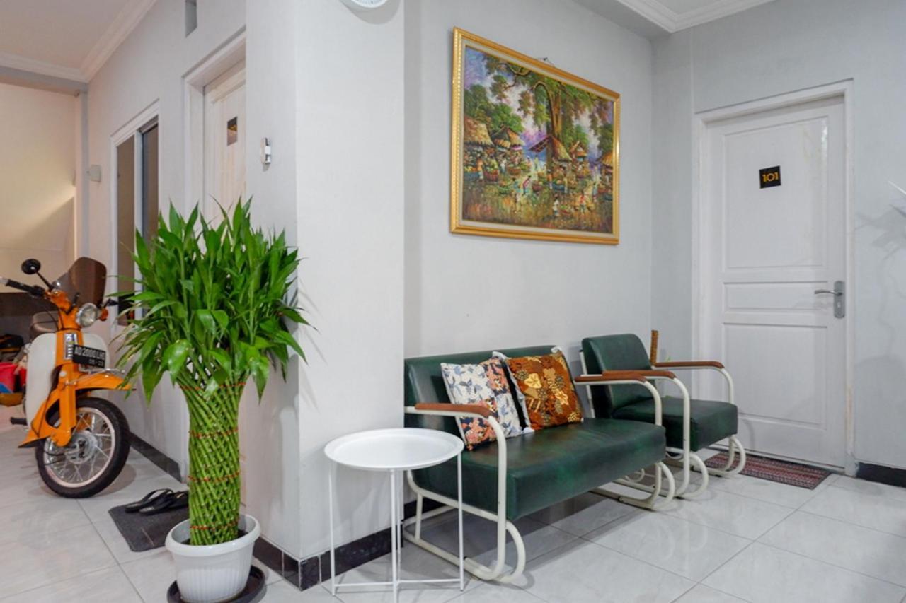ホテル Reddoorz Near Jalan Adi Sucipto Solo エクステリア 写真