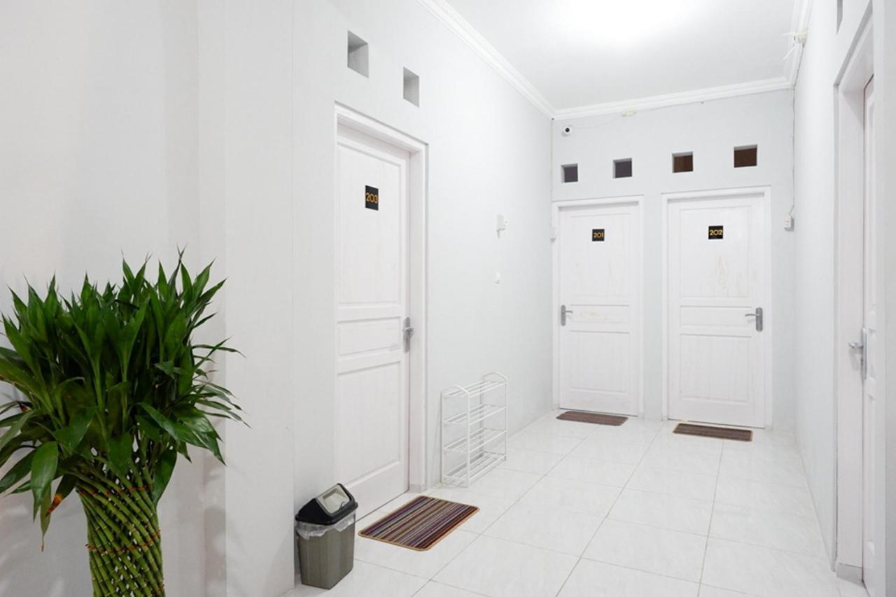 ホテル Reddoorz Near Jalan Adi Sucipto Solo エクステリア 写真