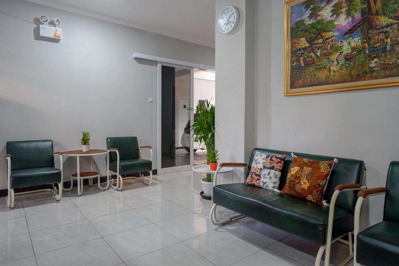 ホテル Reddoorz Near Jalan Adi Sucipto Solo エクステリア 写真