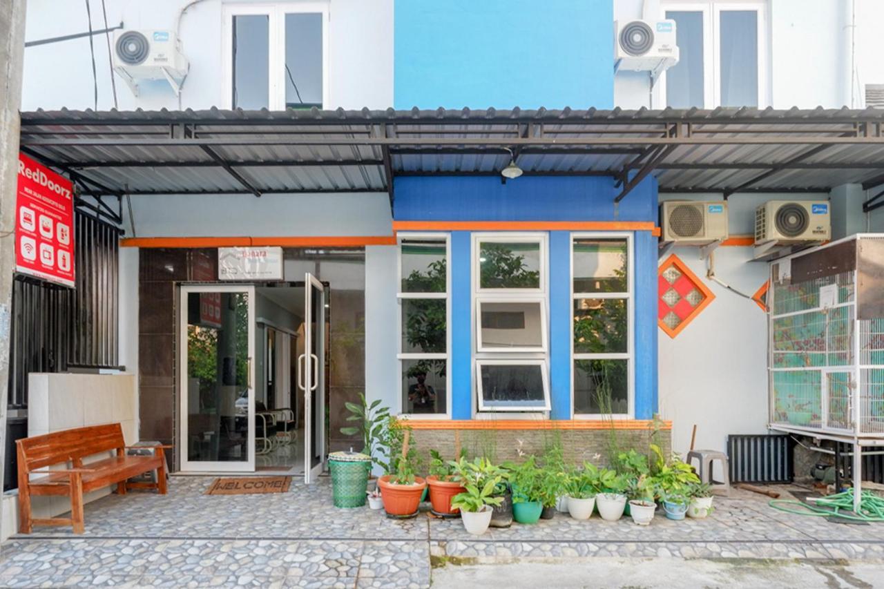 ホテル Reddoorz Near Jalan Adi Sucipto Solo エクステリア 写真